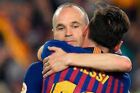 Il 39enne Andrés Iniesta indossa la maglia numero 8 e annuncia il suo ritiro